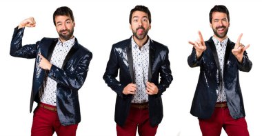 Yapma güçlü jest ve rock işareti adamla, dilini alarak ceket