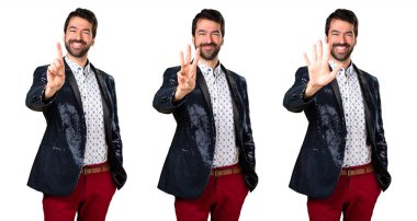 Üç, bir ve beş sayma ceket adamla