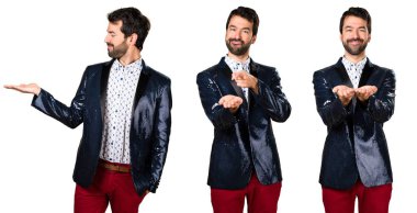 Adam bir şey tutan ceket ile