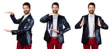 Adam bir şey tutan ceket ile