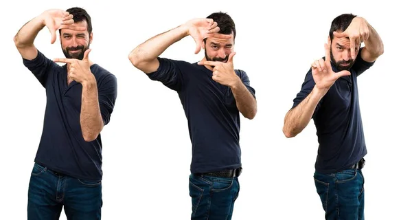 Aantal knappe man met baard scherpstellen met zijn vingers — Stockfoto
