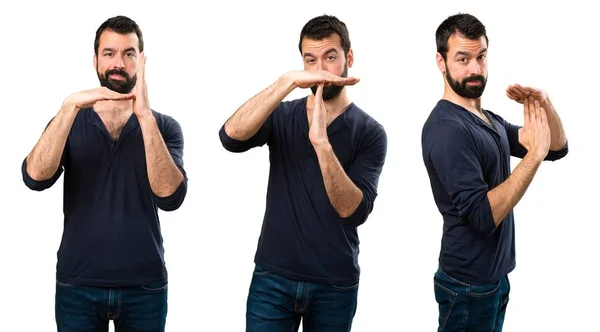 Conjunto de hombre guapo con barba haciendo un gesto de tiempo fuera — Foto de Stock