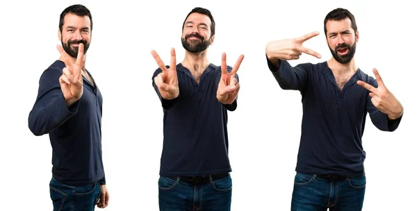 Ensemble de bel homme avec barbe faisant geste de victoire — Photo