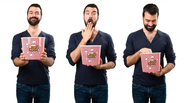 Set di bell'uomo con barba mangiare popcorn — Foto Stock