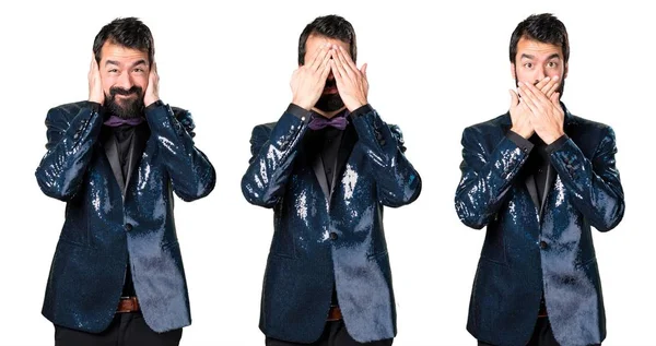 Onun gözleri, kulakları ve ağız kapsayan payet ceket ile yakışıklı adam