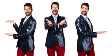 Adam bir şey sunmak ceket ile