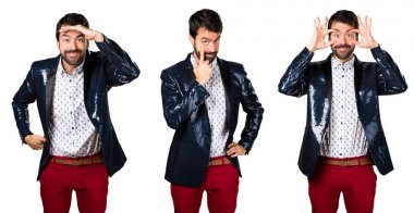 Adam bir şey gösterilen ceket ile