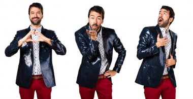 Adam bir öpücük gönderme ve kalp jest yapma ceket ile