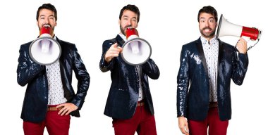 Ceket tarafından megafon bağıran adamla