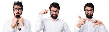 Deli jest ve üzgün işareti yaparak gözlüklü yakışıklı adam