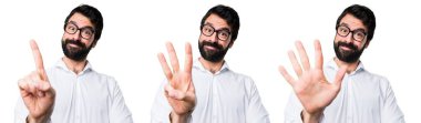 Üç, bir ve beş sayma gözlüklü yakışıklı adam