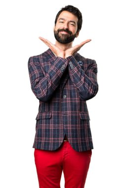 Beyaz arka plan üzerinde mutlu iyi giyimli adam