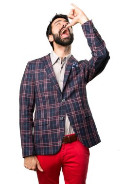 İyi giyimli adam beyaz arka plan üzerinde sarhoş jest yapma