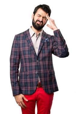 Beyaz arka plan üzerinde iyi giyimli adam sinirli