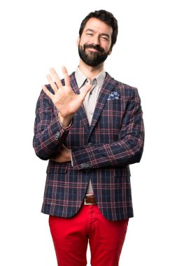 İyi giyimli adam beş beyaz arka plan üzerinde sayma