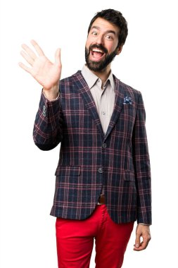 İyi giyimli adam beyaz arka plan üzerinde selamlayan