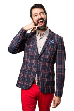 İyi giyimli adam yapım telefon jest beyaz arka plan üzerinde