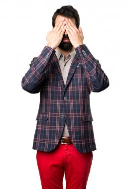 İyi giyimli adam gözlerini beyaz zemin üzerine kaplama