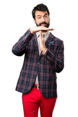 İyi giyimli adam yapma zaman aşımı jest beyaz arka plan üzerinde