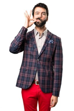 İyi giyimli adam yapma sessizlik jest beyaz arka plan üzerinde