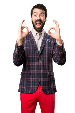 İyi giyimli adam Tamam beyaz arka plan üzerinde kayıt yapma