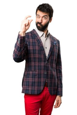 İyi giyimli adam beyaz arka plan üzerinde küçük işareti yapmak