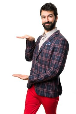 İyi giyimli adam bir şey beyaz arka plan üzerinde tutan