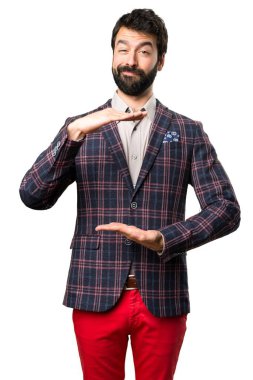 İyi giyimli adam bir şey beyaz arka plan üzerinde tutan