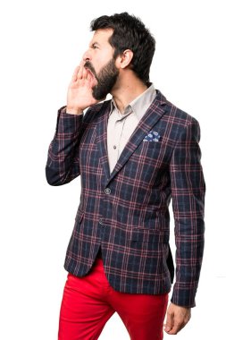 İyi giyimli adam beyaz zemin üzerine bağırarak