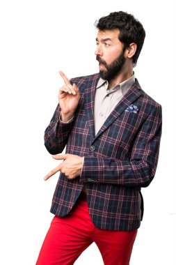 İyi giyimli adam beyaz arka plan üzerinde dans