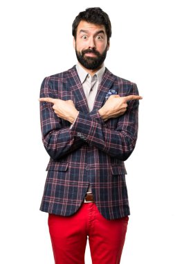 İyi giyimli adam beyaz zemin üzerine şüpheleri laterallerin işaret