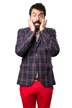 Beyaz arka plan üzerinde iyi giyimli adam korkuttu