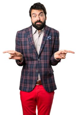 İyi giyimli adam beyaz zemin üzerine şüpheleri laterallerin işaret