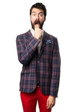 İyi giyimli adam beyaz zemin üzerine kusma jest yapma