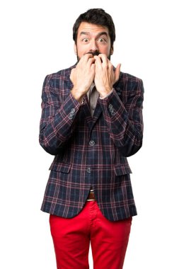 Beyaz arka plan üzerinde iyi giyimli adam korkuttu