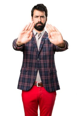 İyi giyimli adam beyaz zemin üzerine kırmızı yapma