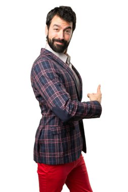 İyi giyimli adam beyaz zemin üzerine işaret