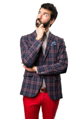 İyi giyimli adam beyaz arka plan üzerinde düşünme