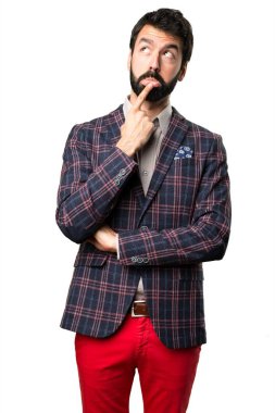 İyi giyimli adam beyaz arka plan üzerinde düşünme