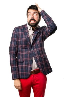 İyi giyimli adam beyaz zemin üzerine şüpheleri