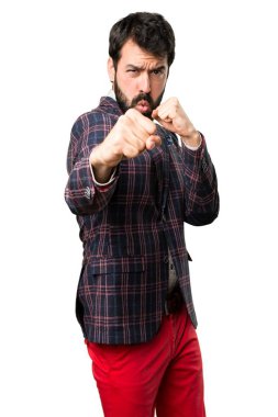 İyi giyimli adam beyaz arka plan üzerinde mücadele