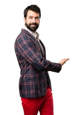 İyi giyimli adam bir şey beyaz arka plan üzerinde sunulması