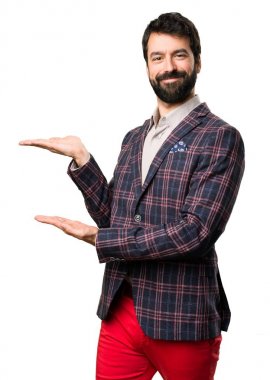 İyi giyimli adam bir şey beyaz arka plan üzerinde sunulması