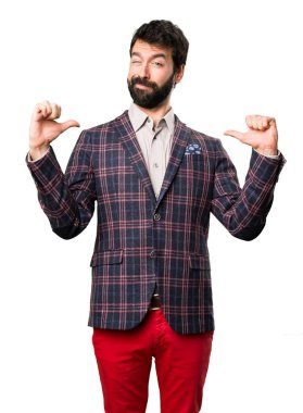 İyi giyimli adam beyaz zemin üzerine kendisiyle gurur