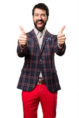 Beyaz arka plan üzerinde başparmak ile iyi giyimli adam