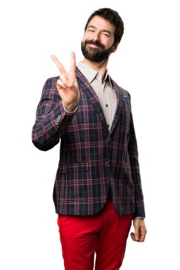 İyi giyimli adam yapma zafer jest beyaz arka plan üzerinde