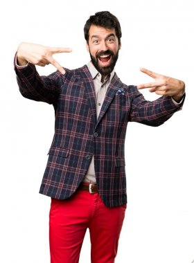 İyi giyimli adam yapma zafer jest beyaz arka plan üzerinde