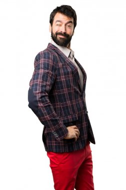 İyi giyimli adam beyaz arka plan üzerinde göz kırpıyor