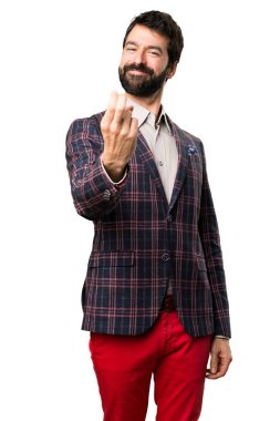 İyi giyimli adam beyaz arka plan üzerinde önümüzdeki jest yapıyor