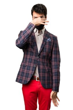 İyi giyimli adam kokulu beyaz arka plan üzerinde kötü jest yapma